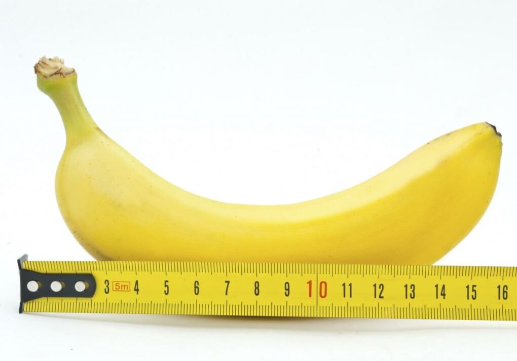 измерване на банан символизира измерване на пениса след операция за уголемяване