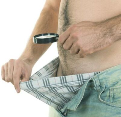 мъж преглежда пениса си и иска да го увеличи