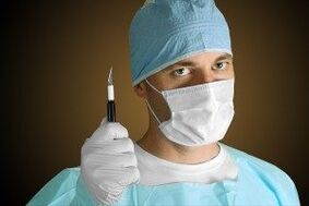 Хирург, извършващ операция за уголемяване на пениса по медицински причини